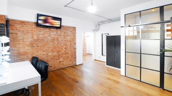Warehouse Apartment Location Space Make-Up Styling Shower Room
