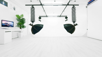 White Infinity Cove Photo Studio Hire - Ceiling Track Pantographs