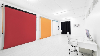 Photo Video Studio Hire London - iMac Desk and Extra Wide Backdrops UniQ
